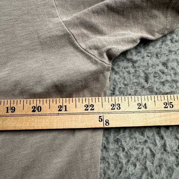 Buck Mason Men's V-Neck T-Shirt Taupe XL Cotton Made in USA Curved Hem - Picture 5 of 9